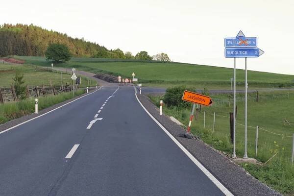 REKONSTRUKCE SILNICE SKUHROV – LANŠKROUN VE FOTOGRAFIÍCH LUBOŠE KOZLA | OIK TV 