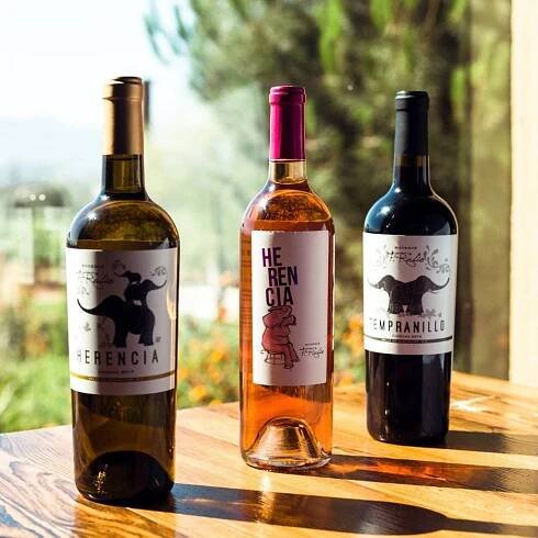 Botellas de vino blanco, rosado y tinto.