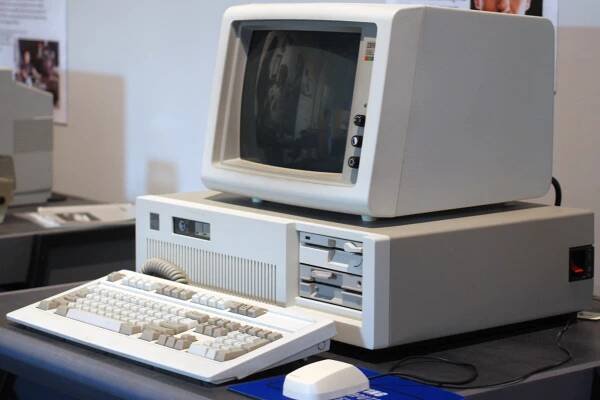 Soubor:IBM PC AT.jpg – Wikipedie