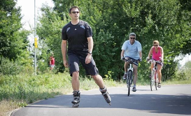 Kolaři už zdolávají asfalt nové cyklostezky z Broumova k polské hranici