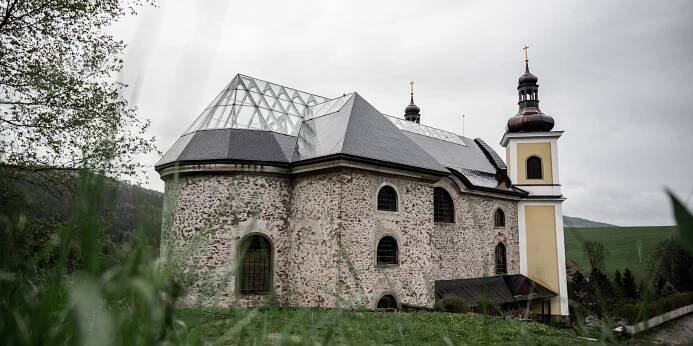 Tip na výlet: Navštivte kostel v Orlických horách, ve kterém se otevírá výhled pánubohu do oken