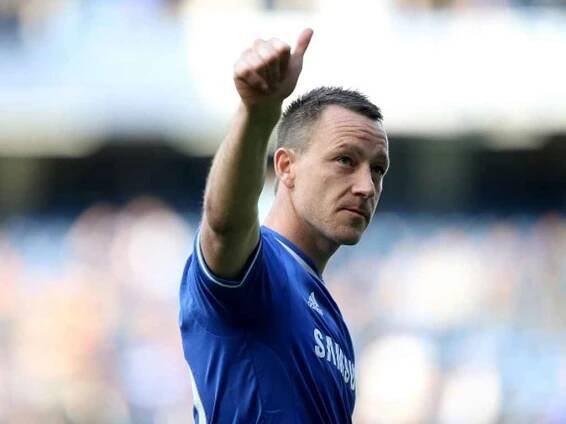 Opora Chelsea John Terry děkuje po zápase fanouškům.