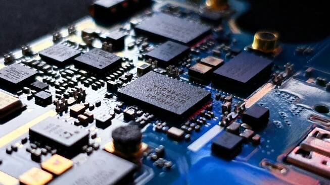 Should You Invest in Advanced Micro Devices (AMD)?