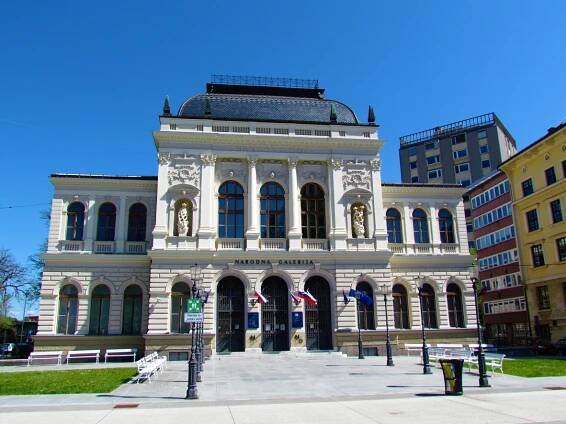 Budova národní galerie v Lublani, Slovinsko.