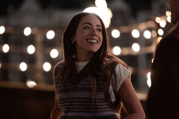 Chloe Bennet - A Very Jonas Christmas - Z filmu