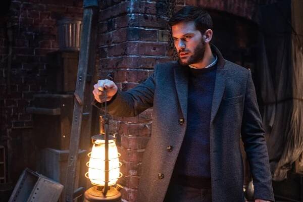 Jeremy Irvine - Hlasy mrtvých - Z filmu