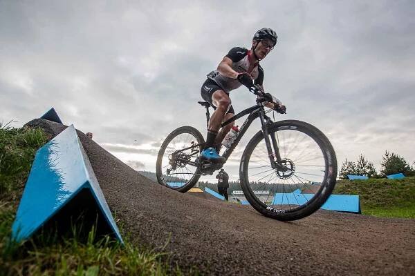 Závod Světového poháru v kategorie mužů Elite v cross country horských kol v Novém Městě na Moravě.