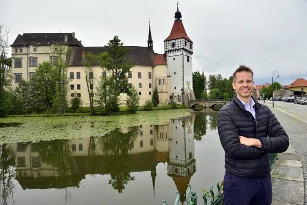 Mít zámek je láska i starost. Miliony na stromě nerostou, říká česká baronka
