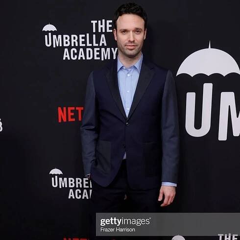 Smizing til it hurts.
Crushing the red carpet with @vanessasmythe at the season 3 Umbrella Academy premiere.

@tigerofsweden @biko_official @aldo_shoes