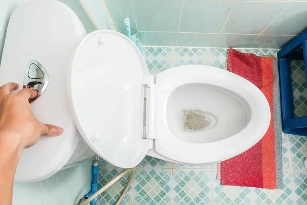 Co se stane, když dáte do WC nádržky tubu s pastou na zuby? Vřele doporučujeme!