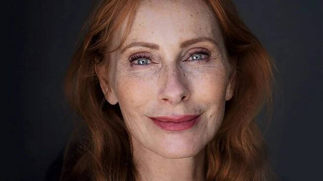 Andrea Sawatzki ist Schauspielerin und Schriftstellerin aus Berlin. In ihren Romanen „Brunnenstraße“ und „Biarritz“ hat sie ihre leidvolle Kindheit in Bayern literarisch verarbeitet.