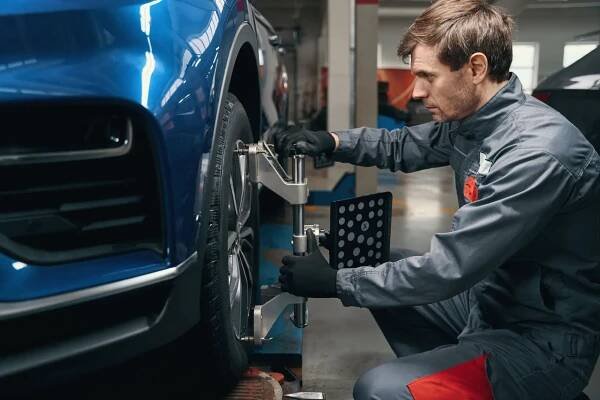 Špatně nastavená geometrie kol vede k rychlejšímu opotřebení pneumatik a podvozku. Víte, jak ji správně kontrolovat? - MotorGuru.cz