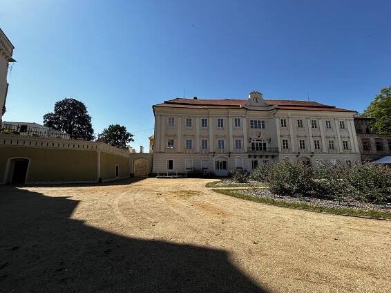 Bystřický zámek je pod střechou, plánují se tam svatby, dokončují apartmány