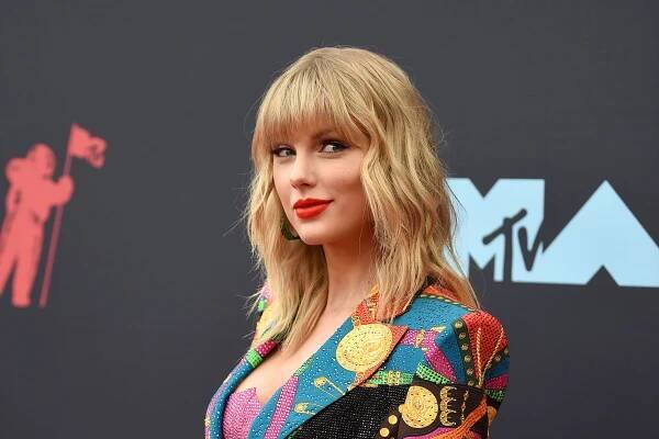 Taylor Swift - Singer, Songwriter, Musician