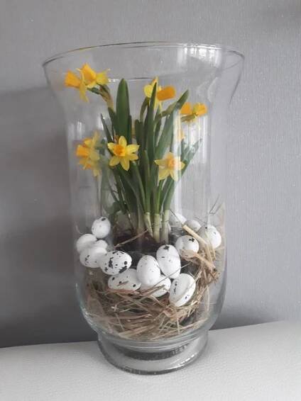 Ostern Deko: Frühlingstisch mit Blumen und Eiern