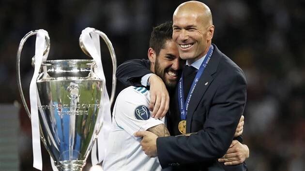 VÍTĚZ. Zinedine Zidane slavil se svým svěřencem Iskem třetí triumf v Lize mistrů. O pár dní později z postu trenéra Realu Madrid odstoupil.