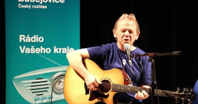 Legendární písničkář Vojta Kiďák Tomáško rozjasnil tvář a pohladil duši posluchačů U Tří lvů