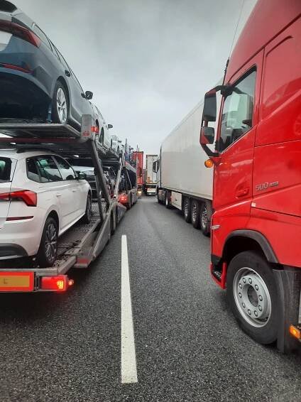 Vážná nehoda autobusu uzavřela dálnici D8. Zraněných je nejméně devět