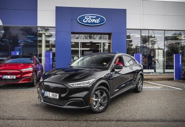 První zákazník z České republiky si převzal elektromobil Ford Mustang Mach-E