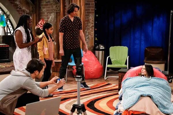 Nathan Kress as Freddie, Laci Mosley as Harper, Jaidyn Triplett as Millicent, Jerry Trainor as Spencer and Miranda Cosgrove as Carly of the Paramount+ series iCARLY.