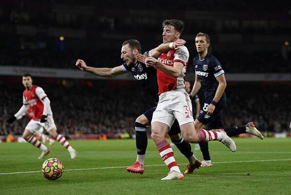 West Ham na Arsenalu prohrál, Coufal byl vyloučen. Watford nehrál kvůli covidu