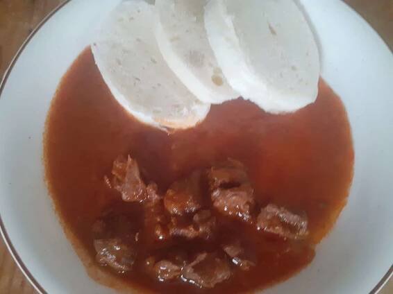 Jelení guláš na červeném víně - recept na Kuchařka - Recepty
