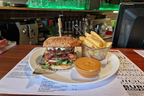 Ochutnej legendy mezi burgery BURGRY JAKO KRÁVA ↓
