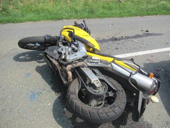 Tragická dopravní nehoda motocyklu a osobního vozidla. - ZLIN.CZ