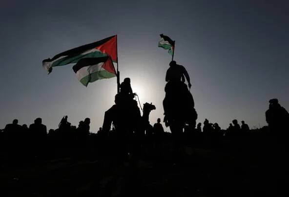 Den Země se slaví v Gaze v Palestině. 28. března 2022, Gaza Palestina: Palestinci jezdí na velbloudech a koních během vzpomínkového dne Země v Deir al-Balah ve středním pásmu Gazy, kde každý rok 30. března připadá Den Země.. — Stock obrázek