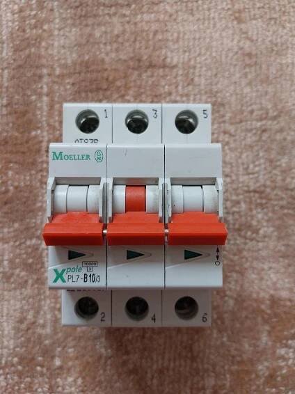 Třífázový jistič B 10A Moller