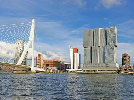 Rotterdam_2023_Erasmusbruecke_Wilhelminapier_de_Rotterdam