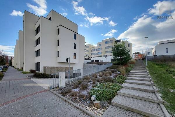 Prodej zděného bytu v OV 4+kk, ul. Nad Přehradou, Brno-Bystrc, terasa, až 2 garážové stání, výtah, UP 89,5 m 2 , CP 122 m 2 , šatna, sklep - náhled 25
