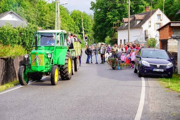 FOTO, VIDEO: Tradice se musí dodržovat! Ve Višňové káceli májky, nechyběl průvod
