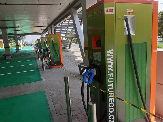 Největší dobíjecí stanice pro elektroauta na západě Čech vzniká v Plzni
