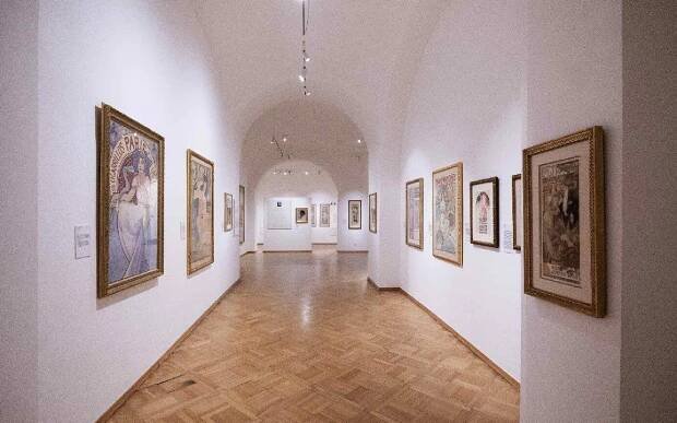 Galerie: Muchovo muzeum v Panské ulici přepisuje dějiny: První AI kurátor v Evropě odpovídá návštěvníkům v jejich jazyce