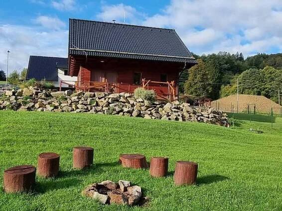 venkovní posezení u ohniště - chalupa k pronájmu Rajnochovice - foto 15