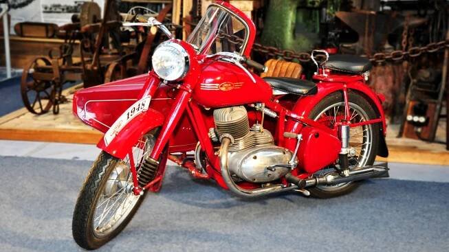 Jawa 250 pérák + sidecar - Muzeum Veteránů Radovesnice II - historické motocykly, traktory a další