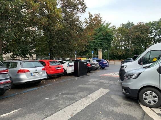 Česká služba bojuje s frontami u nabíječek elektromobilů. Díky ní může nabíječka naopak přijet až k vám