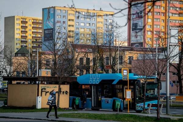 Drama v Hrabůvce: Muž hrozil pistolí přítelkyni. Policisté ho zatkli na zastávce