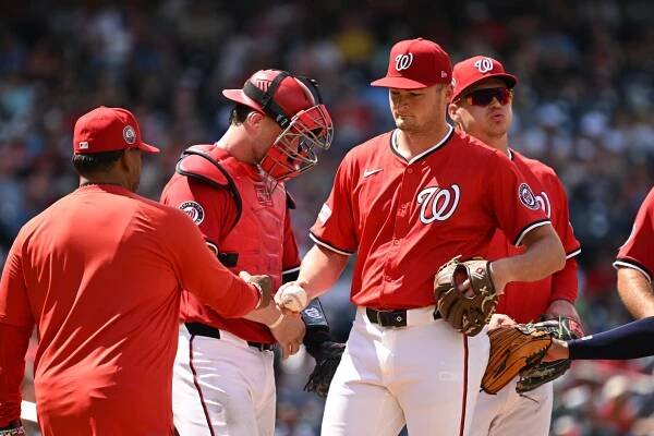 Washington Nationals players and manager on the field.
