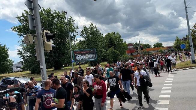 Romové vyrazili na pochod Pardubicemi, přijeli z celého Česka