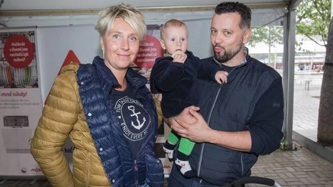 11měsíční syn herce Miroslava Etzlera: Táto, koukej, mám větší číro než ty