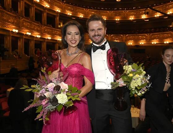 Daniela Brzobohatá se blýskla v nejodvážnější róbě večera, Thálií oceněná herečka na pódium vyrazila s dcerou na prsou