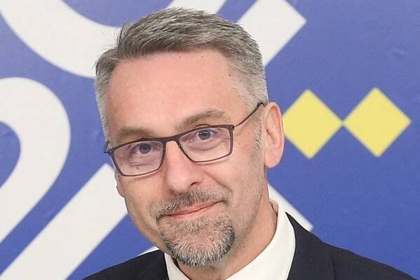 Ministr Metnar zůstává. Nejedná se o plagiát, říká o své diplomové práci