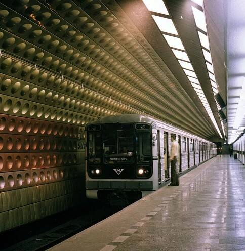 Trasa A metra je jedinečná. Má nejkrásnější stanici v Evropě i Lenina za trafikou