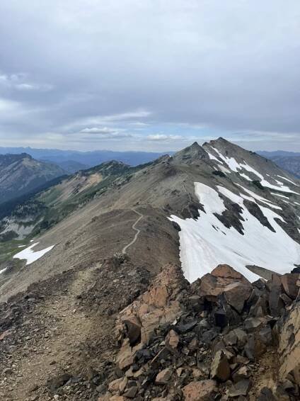 Goat Rocks, jeden z nejhezčích hřebenů na celé trase. Pacific Crest Trail, Washington, USA.