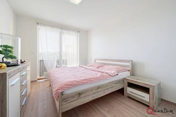 Prodej bytu 2+kk s lodžií a garážovým stáním, 50 m2 – Praha – Uhříněves