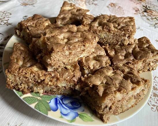 Jednoduchý jablkový koláč s orechmi (recept)