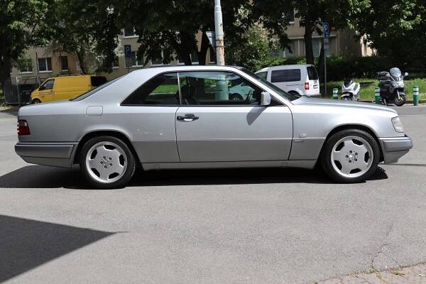 Mercedes-Benz 124 E200 COUPE 100kW