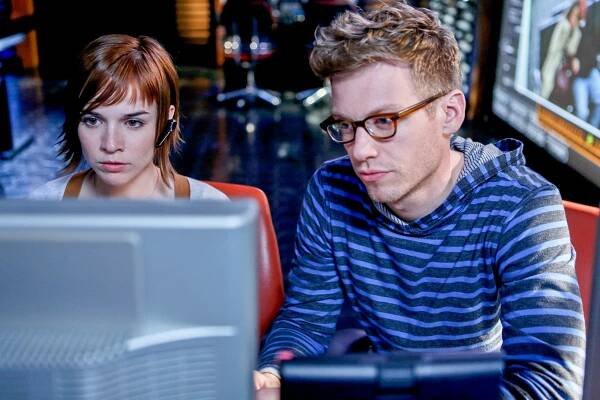 Námořní vyšetřovací služba L. A. - Rudý tým 2 - Z filmu - Renée Felice Smith, Barrett Foa